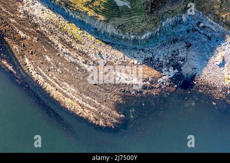 Vue aérienne de la côte rocheuse en face du Ballysaggart Ringfort à St Johns point dans le comté de Donegal - Irlande Banque D'Images