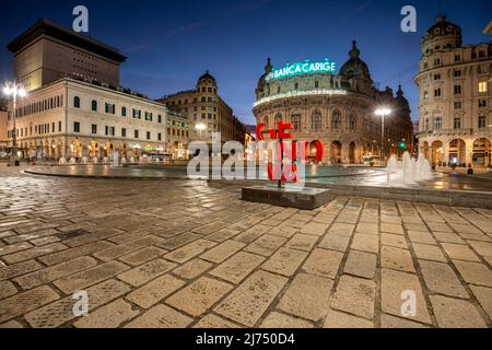 GÊNES, ITALIE - 30 DÉCEMBRE 2021 : Piazza de Ferrari à la fontaine le matin. Banque D'Images