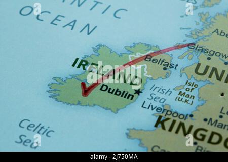 Irlande situation et région sur la carte marquée d'un stylo, Grande-Bretagne Dublin idée de voyage sur la carte avec une coche rouge, concept de vacances et de voyage sur route Banque D'Images