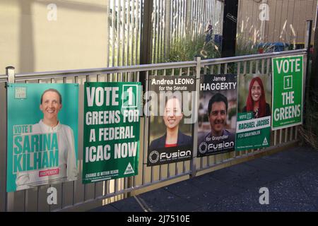 Signes politiques sur une clôture avant l'élection fédérale à St Peters à Sydney, en Australie Banque D'Images