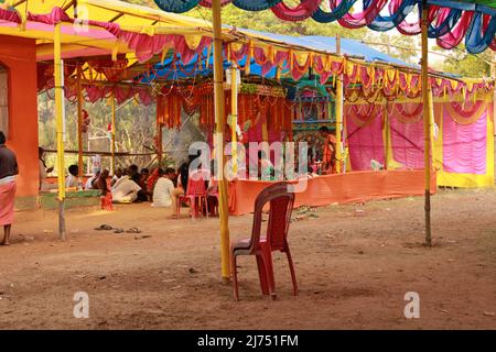 13 avril 2022 : cérémonie de feu de Havan Yagya par plusieurs personnes à l'occasion de Hanuman Jayanti à Bhadrak, Odisha, Inde Banque D'Images