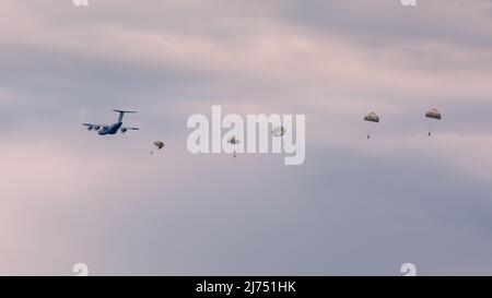 Le 2nd Foreign parachute Regiment (2E REP) de la Légion étrangère française saute d'un Airbus A400 de l'Armée de l'Air française en formation au-dessus de la baie de Calvi in Banque D'Images