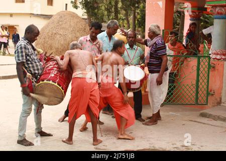 14 avril 2022 : la déesse Bhuasuni se produit. La déité locale dans un village tribal qui vient au corps du prêtre local- Shaman en occasions spéciales. Banque D'Images