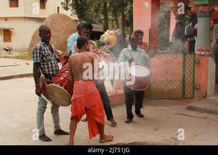 14 avril 2022 : la déesse Bhuasuni se produit. La déité locale dans un village tribal qui vient au corps du prêtre local- Shaman en occasions spéciales. Banque D'Images