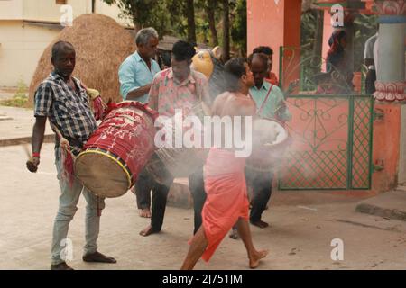 14 avril 2022 : la déesse Bhuasuni se produit. La déité locale dans un village tribal qui vient au corps du prêtre local- Shaman en occasions spéciales. Banque D'Images