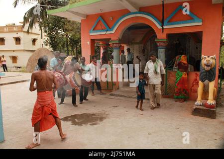 14 avril 2022 : la déesse Bhuasuni se produit. La déité locale dans un village tribal qui vient au corps du prêtre local- Shaman en occasions spéciales. Banque D'Images