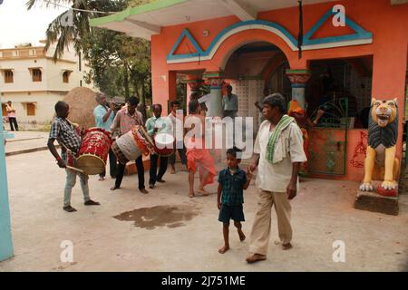 14 avril 2022 : la déesse Bhuasuni se produit. La déité locale dans un village tribal qui vient au corps du prêtre local- Shaman en occasions spéciales. Banque D'Images