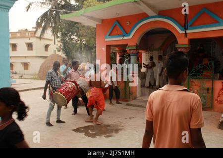 14 avril 2022 : la déesse Bhuasuni se produit. La déité locale dans un village tribal qui vient au corps du prêtre local- Shaman en occasions spéciales. Banque D'Images