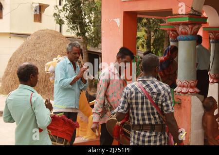 14 avril 2022 : la déesse Bhuasuni se produit. La déité locale dans un village tribal qui vient au corps du prêtre local- Shaman en occasions spéciales. Banque D'Images