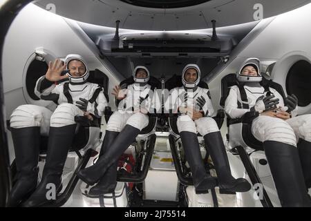 De gauche à droite, l'astronaute de l'ESA Matthias Maurer, les astronautes de la NASA Tom Marshburn, Raja Chari, Et Kayla Barron, sont vus à l'intérieur de l'engin spatial SpaceX Crew Dragon Endurance à bord du navire de récupération SpaceX Shannon peu après avoir atterri dans le golfe du Mexique au large de la côte de Tampa, en Floride, le vendredi 6 mai 2022. Maurer, Marshburn, Chari et Barron reviennent après 177 jours dans l'espace dans le cadre des expéditions 66 et 67 à bord de la Station spatiale internationale. NASA photo par Aubrey Gemignani/UPI Banque D'Images