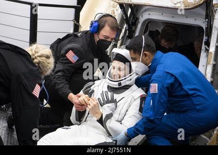 L'astronaute de la NASA Kayla Barron est aidé à sortir de l'engin spatial SpaceX Crew Dragon Endurance à bord du navire de récupération SpaceX Shannon après qu'elle et les astronautes de la NASA Raja Chari, Tom Marshburn, Et l'astronaute de l'ESA Matthias Maurer a atterri dans le golfe du Mexique au large de Tampa, en Floride, le vendredi 6 mai 2022. Maurer, Marshburn, Chari et Barron reviennent après 177 jours dans l'espace dans le cadre des expéditions 66 et 67 à bord de la Station spatiale internationale. NASA photo par Aubrey Gemignani/UPI Banque D'Images
