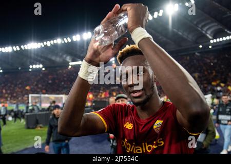 ROME, ITALIE - 05 MAI : Tammy Abraham d'AS Roma fête après la victoire lors de la demi-finale de la Ligue de la Conférence de l'UEFA coupe deux entre AS Roma et Leicester au Stadio Olimpico le 5 mai 2022 à Rome, Italie. (Photo de Sebastian Frej) crédit: Sebo47/Alamy Live News Banque D'Images