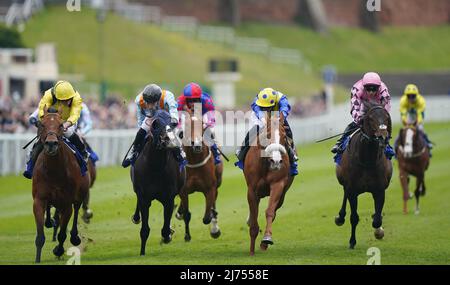 Red Mirage, criblé de David Probert (deuxième à partir de la droite), remporte le concours ICM Stellar Sports Earl Grosvenor Handicap au cours du festival de mai Boostles TOTE Chester Cup Day à l'hippodrome de Chester. Date de la photo: Vendredi 6 mai 2022. Banque D'Images