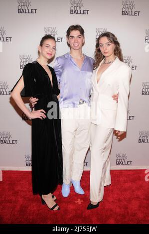 Sarah Harmon, David Gabriel et Anna Snellgrove assistent au gala du printemps 2022 du New York City Ballet au Lincoln Center de New York. Banque D'Images