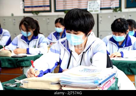 (220506) -- SHENYANG, 6 mai 2022 (Xinhua) -- les élèves sont vus pendant une classe dans une école secondaire de Shenyang, province de Liaoning, dans le nord-est de la Chine, le 6 mai 2022. Les lycées juniors et seniors ont repris vendredi les cours pour les étudiants diplômés de Shenyang City. (Xinhua) Banque D'Images