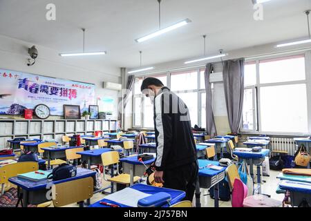 (220506) -- SHENYANG, le 6 mai 2022 (Xinhua) -- Un enseignant désinfecte une salle de classe dans une école secondaire à Shenyang, dans la province de Liaoning, dans le nord-est de la Chine, le 6 mai 2022. Les lycées juniors et seniors ont repris vendredi les cours pour les étudiants diplômés de Shenyang City. (Xinhua) Banque D'Images