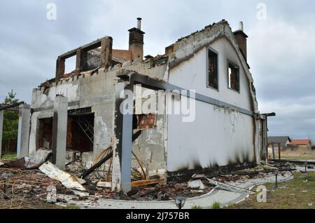 Village de Dmytrivka, région de Kiev, Ukraine - 06 avril 2022 : maison privée cassée par l'armée russe pendant l'occupation de la région de Kiev. Banque D'Images