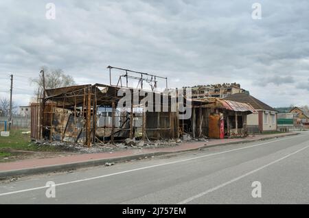 Village de Myla, région de Kiev, Ukraine - 11 avril 2022 : bâtiments brûlés près de l'autoroute Zhytomyr de la région de Kiev pendant l'invasion russe de l'Ukraine. Banque D'Images