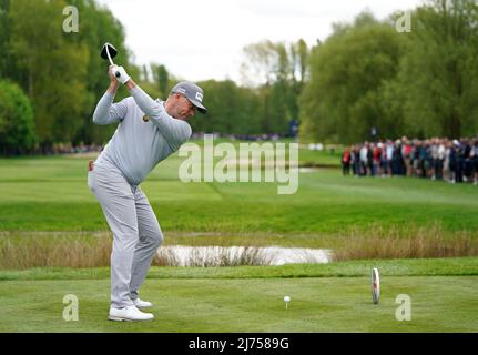 Lee Westwood, d'Angleterre, débarque sur le 4th au cours du deuxième jour des maîtres britanniques de Betfred au Beffroi, Sutton Coldfield. Date de la photo: Vendredi 6 mai 2022. Banque D'Images