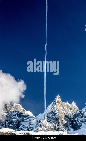 Contrail sur les Alpes Banque D'Images