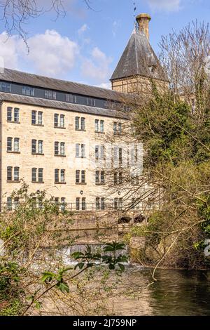 La grenouille qui coule devant Ebley Mill une usine de tissus datant de 19th ans est maintenant transformée en bureaux pour le Conseil de district de Stroud, à Ebley, Gloucestershire, au Royaume-Uni Banque D'Images