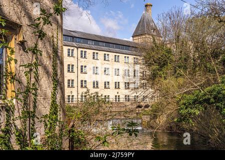 La grenouille qui coule devant Ebley Mill une usine de tissus datant de 19th ans est maintenant transformée en bureaux pour le Conseil de district de Stroud, à Ebley, Gloucestershire, au Royaume-Uni Banque D'Images