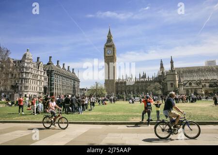 Londres, Royaume-Uni, 06th mai 2022. La place du Parlement est occupée par les visiteurs. Les touristes raides semblent retourner à Londres avec des voyageurs individuels, des groupes guidés et des visites tous vus à pied et à vélo autour des rues, places et parcs de Westminster aujourd'hui, dans le beau soleil et les températures chaudes. Les industries britanniques du tourisme ont connu des périodes difficiles à travers la pandémie, l'économie de Londres dépendant particulièrement des visiteurs. Banque D'Images