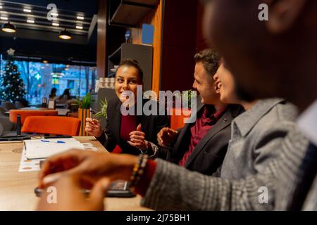 Groupe de gens multiraciaux de busness parlent et sourient Banque D'Images
