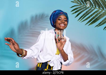 Photo de zulu mignonne dame dans la danse nationale d'été accessoires tribu verte feuilles isolées sur fond de couleur ombragée Banque D'Images