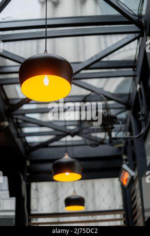 Beautiufl et design parfait sur les lampes noires dans le café Banque D'Images