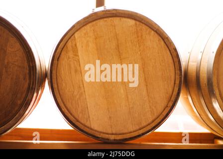 Des tonneaux de vin en cave Banque D'Images