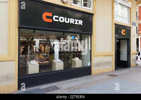 VALENCIA, ESPAGNE - 05 MAI 2022: Courir est une chaîne de magasins de sneaker et de sportswear française Banque D'Images