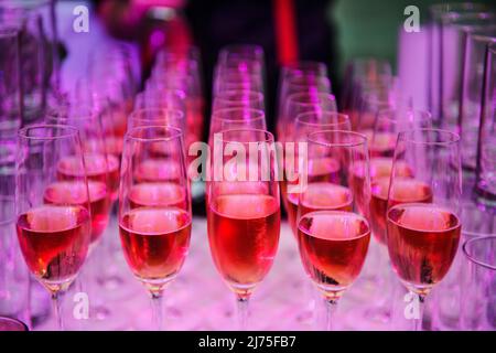 Des verres de champagne rosé pour une fête Banque D'Images