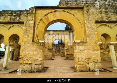 Ruines de la salle basilique supérieure ou Dar al-Jund, en partie reconstruit aujourd'hui - Madinat al-Zahra (la ville brillante) - Cordoue, Espagne Banque D'Images