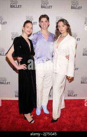 Sarah Harmon, David Gabriel et Anna Snellgrove assistent au gala du printemps 2022 du New York City Ballet au Lincoln Center de New York. (Photo par Efren Landaos / SOPA Images / Sipa USA) Banque D'Images