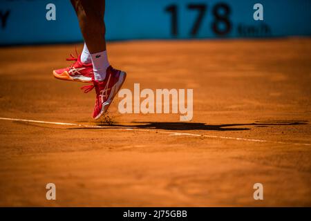 6 mai 2022, Madrid, Madrid, Espagne: NOVAK DJOKOVIC (SRB) retourne le ballon à Hubert Hurkacz (POL) au jour 9 de l'ouverture de Madrid 2022. (Credit image: © Matthias Oesterle/ZUMA Press Wire) Banque D'Images