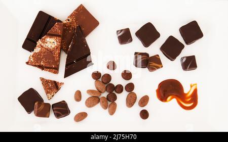 Assortiment de chocolats fins, de noix et de caramels Banque D'Images