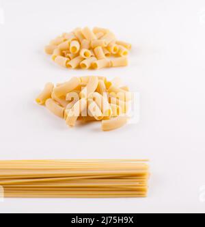 Assortiment de pâtes sur blanc Banque D'Images