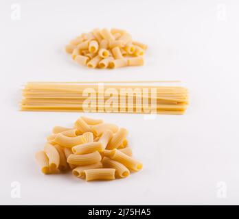 Assortiment de pâtes sur blanc Banque D'Images