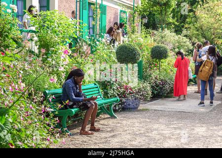 GIVERNY, FRANCE - 31 AOÛT 2019 : ce sont des visiteurs non identifiés à l'entrée de la Maison-Musée dans le domaine de l'impressionniste Claude Monet Banque D'Images