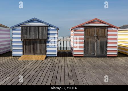 Cabanes de plage bleues et roses Banque D'Images