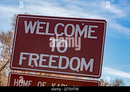 Freedom, Oklahoma - Un panneau routier aux limites de la ville de Freedom, une petite ville de l'ouest de l'Oklahoma. Banque D'Images