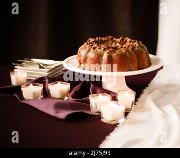 Gâteau au rhum beurré avec pacanes Banque D'Images