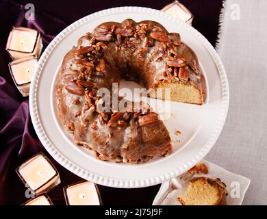 Gâteau au rhum beurré avec pacanes Banque D'Images