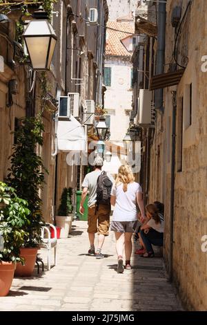 Marchez entre les murs des maisons. Passage entre les murs de la vieille ville et les escaliers, la partie historique de la ville. Été en Croatie, Dubrovnik. Banque D'Images