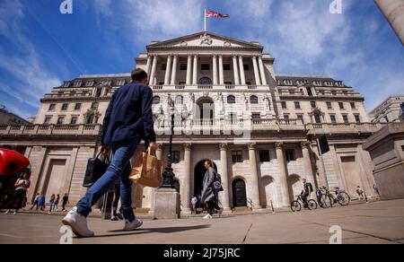 Londres, Royaume-Uni 6 mai 2022 la Banque d'Angleterre a averti le Royaume-Uni de faire face à un « ralentissement économique brutal » cette année, car elle augmente les taux d'intérêt pour essayer de freiner le rythme de la hausse des prix. Les taux ont augmenté le jeudi 5th mai, passant de 0,75 % à 1 %, leur plus haut niveau depuis 2009 et la quatrième augmentation consécutive depuis décembre. L'inflation - le taux auquel les prix augmentent - est à un niveau élevé de 30 ans et va atteindre 10% à l'automne alors que la guerre d'Ukraine fait monter les prix du carburant et de l'énergie. Banque D'Images