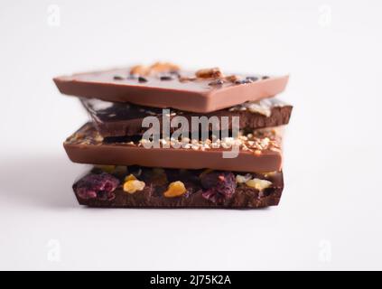 Assortiment de barres de chocolat aux fruits, noix et épices ; empilées Banque D'Images