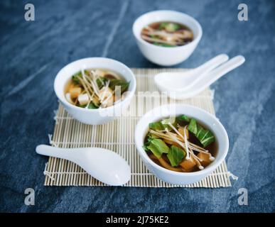 Portions de soupe asiatique aux nouilles avec champignons, bok choy, nouilles et champignons Banque D'Images