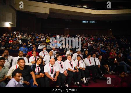 6 mai 2022, Katmandou, Népal: Les gens regardent les bodybuilders se produire sur scène pendant la ronde de qualification des championnats nationaux de culturisme de Dharmashree, où des centaines de haltérophiles de tout le comté prennent part à la compétition à Katmandou, Népal, le vendredi 6 mai 2022. (Credit image: © Skanda Gautam/ZUMA Press Wire) Banque D'Images