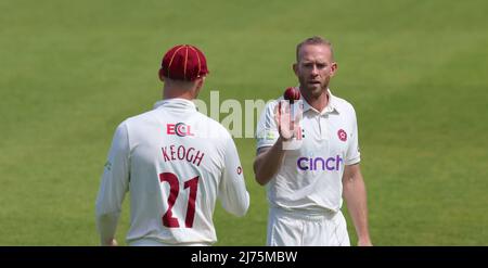 6 mai 2022. Londres, Royaume-Uni. Luke Procter, du Northamptonshire, prend le ballon pour faire un bol tandis que Surrey prend le Northamptonshire au championnat du comté de Kia Oval, deuxième jour. David Rowe/Alay Live News Banque D'Images